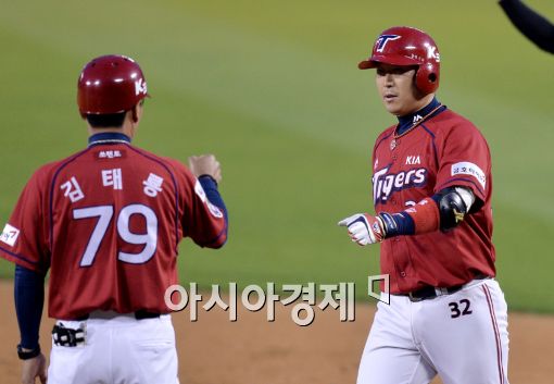 [포토]이성우, '기막힌 스퀴즈 번트였어'