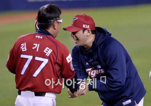 [포토]김기태 감독, '서재응, 오늘 최고였어!'