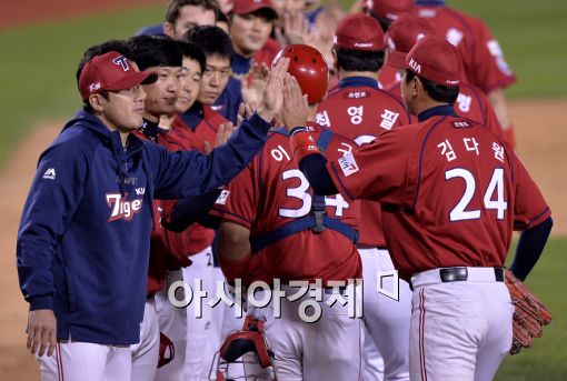 [포토]서재응, '연패 끊고 시즌 첫 승이야'