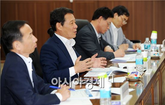 [포토]윤장현 광주시장,시 산하기관 현안과제 토론회 참석