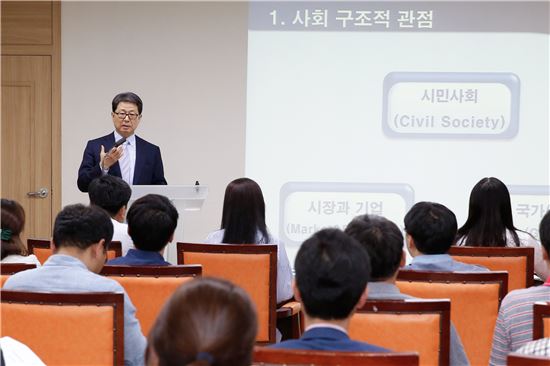 [포토]광주시 동구, 이달곤 前행정안전부장관 초청 특강