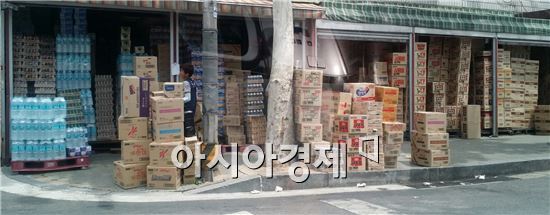 영등포에 위치한 일명 '삥'시장에 라면과 음료수가 박스째 수북히 쌓여 있다. 