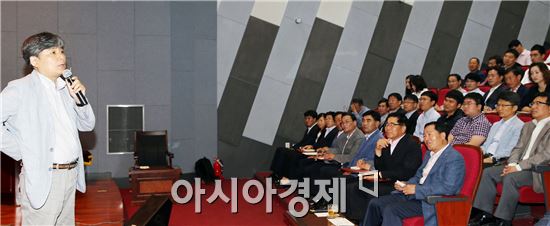 함평군(군수 안병호)은 3일 6월 월례조회에서 강원국 전 청와대 연설비서관을 초청해 공직자의 글쓰기 능력 배양을 위한 특강을 실시했다.
