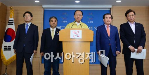 [포토]황우여 사회부총리, '6월 모의고사 연기 고려 안해' 