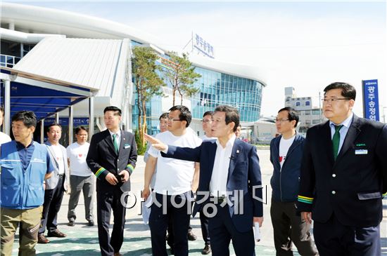 윤장현 광주시장, “송정역 택시승차장 도로 양쪽 운영 해야”