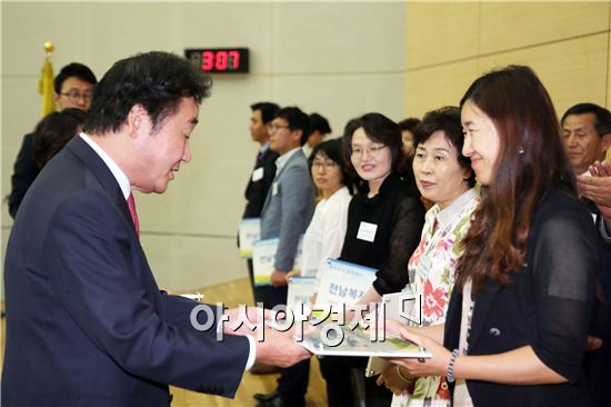 이낙연 전남도지사가 3일 도청 왕인실에서 열린 전남복지메신저 발대식에서 협력기관 현판을 전달하고 있다. 노진영 전남복지재단 이사장, 명현관 전남도의회 의장, 김옥기 박철홍 강성휘 전남도 의원, 복지메신저 협력기관과 독거노인생활관리사, 관계 공무원 등 300여명이 참석해 ‘따뜻한 복지 전남’ 만들기를 다짐했다. 사진제공=전남도

