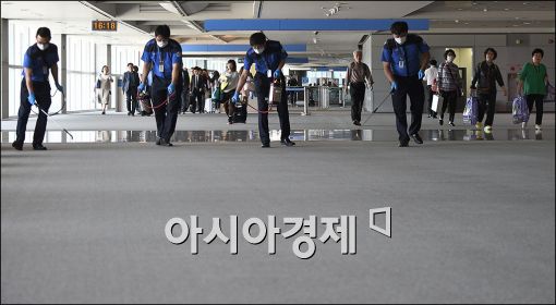 [포토]인천공항 입국장 소독