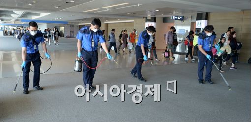 [포토]인천공항 입국장, 전면 소독 실시