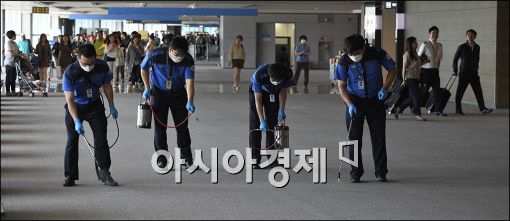 [포토]인천공항 입국장, 전면 소독