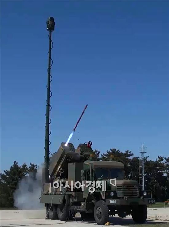 북한의 공기부양정을 타격하는 2.75인치 유도로켓 발사장면. (사진제공=국방과학연구소)