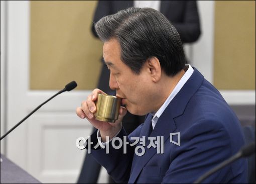 [포토]물 마시는 김무성 대표