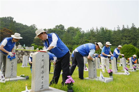 효성, 현충원 찾아 '1사1묘역' 봉사활동 