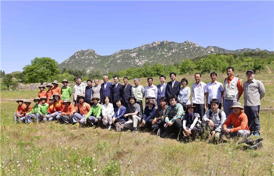 2015년 6월 남북공동 만월대 발굴조사 착수식. 남북한 역사학자들은 당시 착수식을 열고 같은 해 11월까지 공동조사키로 합의했었다.