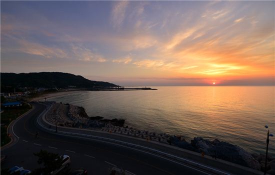 울진 죽변항에서 후포항까지 7번국도를 따라가는 낭만 드라이브도 빼놓을 수 없다.