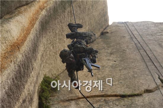 육군 특수전사령부 귀성부대의 산악극복훈련 (사진제공=육군)