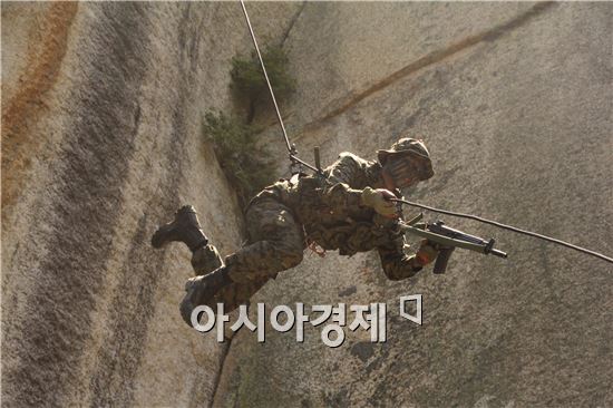  육군 특수전사령부 귀성부대의 산악극복훈련 (사진제공=육군)