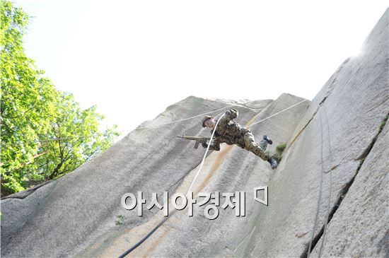육군 특수전사령부 귀성부대의 산악극복훈련 (사진제공=육군)