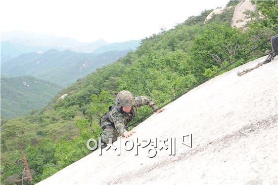 육군 특수전사령부 귀성부대의 산악극복훈련 (사진제공=육군)