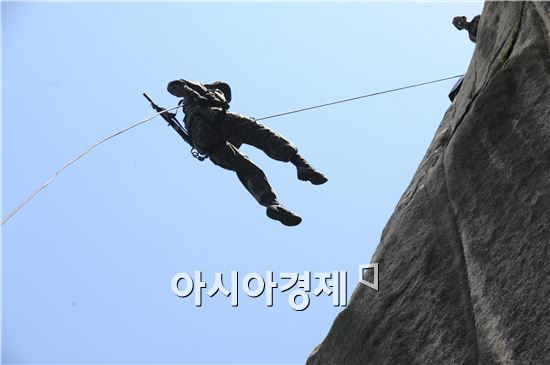 육군 특수전사령부 귀성부대의 산악극복훈련 (사진제공=육군)