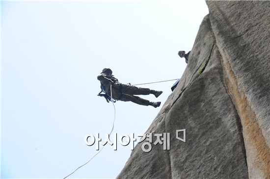 육군 특수전사령부 귀성부대의 산악극복훈련 (사진제공=육군)