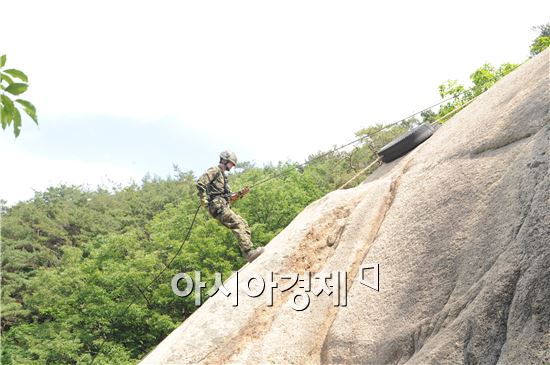 육군 특수전사령부 귀성부대의 산악극복훈련 (사진제공=육군)