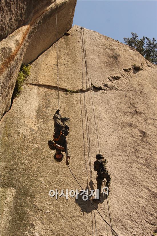 육군 특수전사령부 귀성부대의 산악극복훈련 (사진제공=육군)