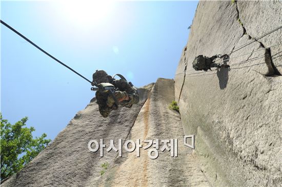 육군 특수전사령부 귀성부대의 산악극복훈련 (사진제공=육군)