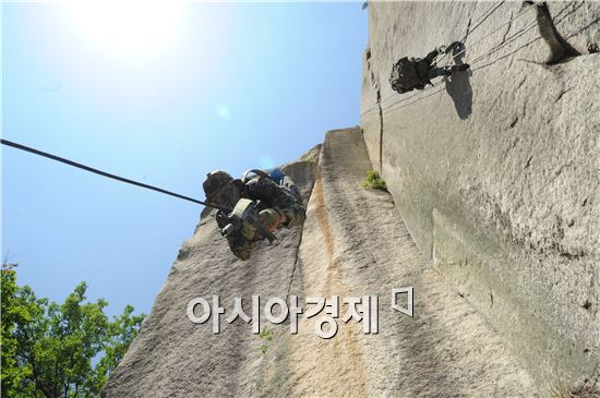 육군 특수전사령부 귀성부대의 산악극복훈련 (사진제공=육군)