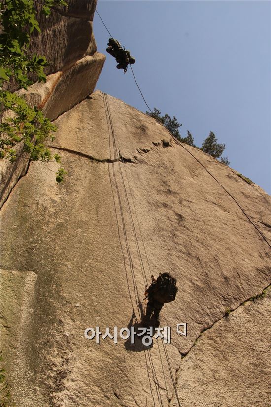 육군 특수전사령부 귀성부대의 산악극복훈련 (사진제공=육군)
