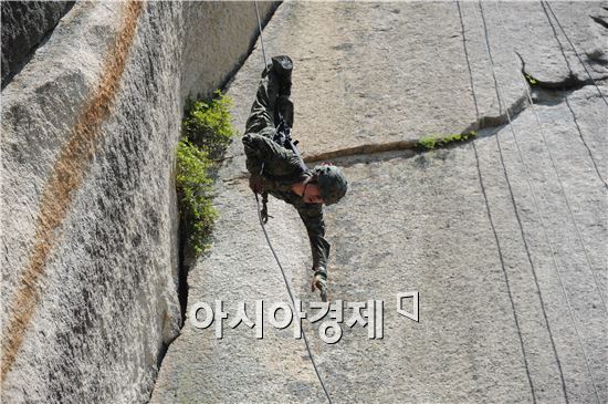 육군 특수전사령부 귀성부대의 산악극복훈련 (사진제공=육군)