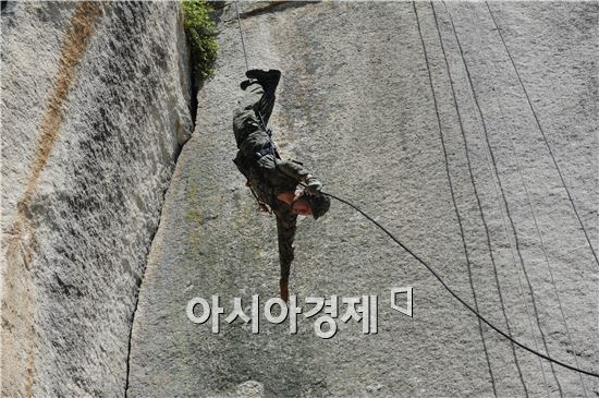 육군 특수전사령부 귀성부대의 산악극복훈련 (사진제공=육군)