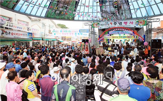 장흥군(군수 김성)은 오는 7월 4일 정남진 장흥 토요시장 개장 10주년을 맞아 다채로운 문화이벤트를 개최한다
