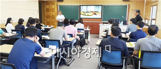 전라남도교육연수원(원장 김화현)은 독서와 토론활동을 통해 논리적 사고력과 문제해결력 능력을 기르기 위한 독서?토론 수업을 행정 전문 리더과정 연수생 21명을 대상으로매월 실시하고 있다.
