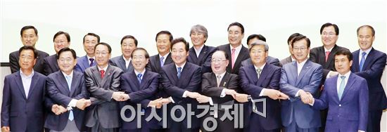 지역과 함께, 서로살림 ‘2015 지역상생포럼’이 4일 오전 서울시청에서 열린 가운데 (앞줄 왼쪽 세번째부터) 우범기 광주경제부시장, 박원순 서울시장, 이낙연 전남도지사, 김성훈 전 농림부장관과 조충훈 순천시장, 신우철 완도군수, 안병호 함평군수 등 15개 기초단체장이 상생을 다짐하며 손을 맞잡고 있다. 사진제공=전남도