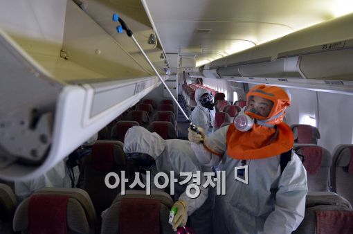 [포토]메르스 방역 작업하는 아시아나 항공 직원들