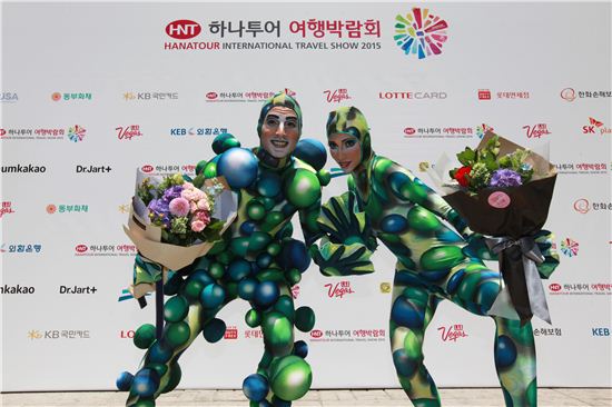 태양의 서커스 자카나쇼 애니메이션 아티스트들이 ‘2015 하나투어 여행박람회’에 앞서 4일 서울 인사동 센터마크호텔 앞에서 사전 퍼포먼스를 선보이고 있다.
