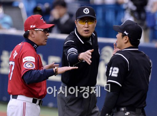 [포토]심판에게 어필하는 KIA 김기태 감독