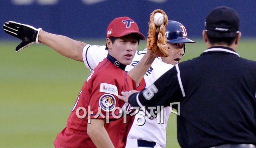 [포토]홍성흔, '세이프 맞죠?'