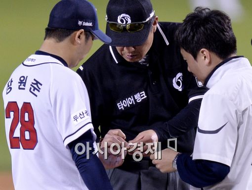 [포토]장원준, '손가락 물집으로 자진강판'