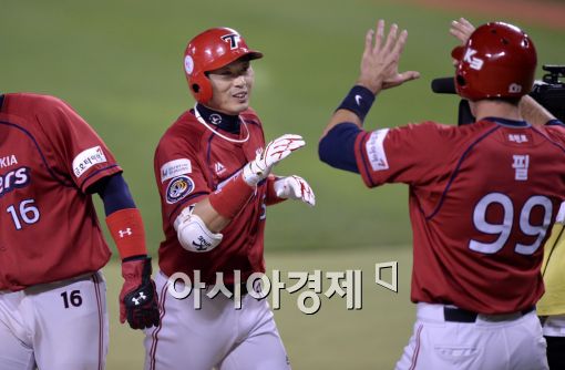 [포토]김원섭, '달아나는 스리런 쾅!'