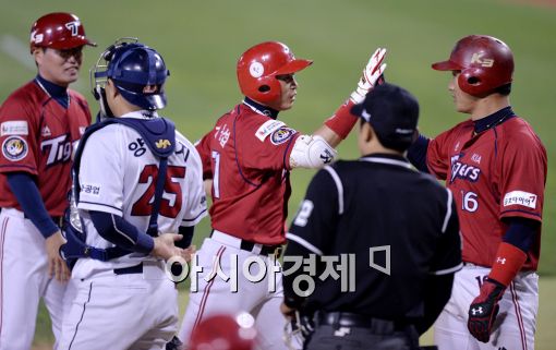 [포토]김원섭, '쐐기 스리런 쾅!'