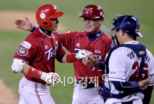 [포토]김원섭, '코치님, 저 예쁘죠?'