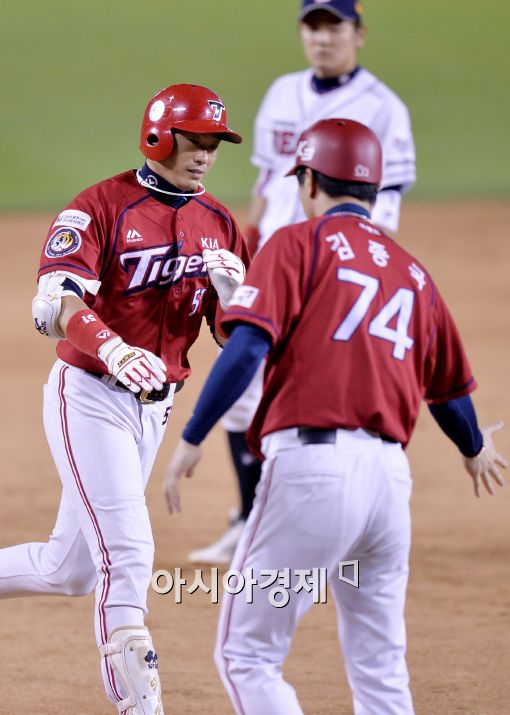 [포토]김원섭, '쐐기 홈런 신고합니다'