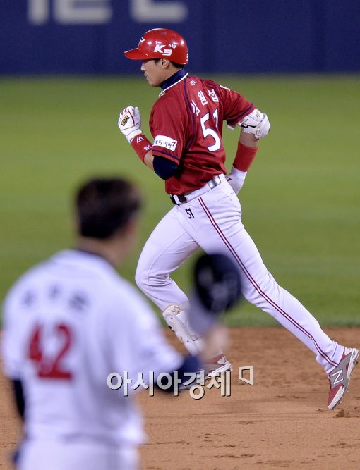 [포토]김원섭, '윤명준 상대로 쐐기 스리런!'