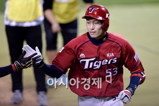 [포토]김호령, '홈런으로 한 점 더 달아난다!'