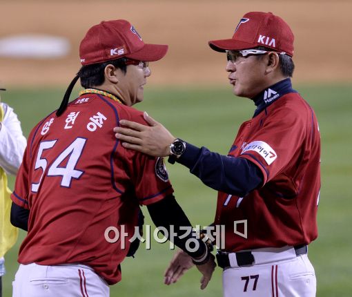 [포토]김기태 감독, '현종아, 완봉승 최고다!'