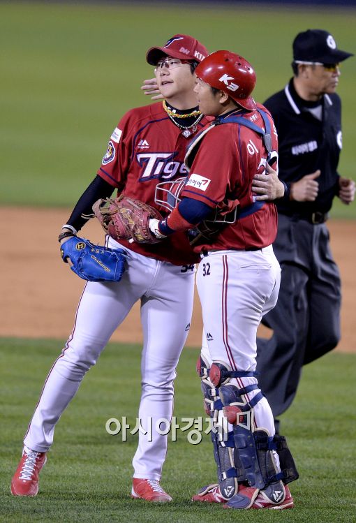 [포토]완봉승 일군 양현종-이성우 배터리