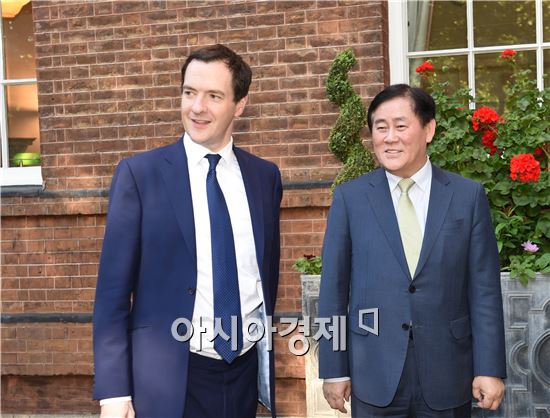 英장관 만난 최경환 "AIIB 출범·위안화 허브전략에 협력 강화" 