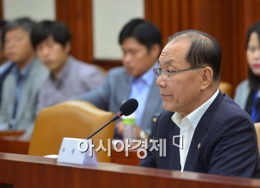 황우여 "총장 직선제 폐지 신중검토"…즉답 피해