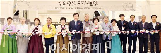 이낙연 전남도지사, 윤장현 광주시장, 광주신세계백화점 유신열 대표, 식품명인 등이 5일 오전 광주신세계백화점에서 열린 ‘남도명인 우수식품전’에서 테이프를 자르고 있다. 남도명인 우수식품전은 광주ㆍ전남 전통식품명인이 떡, 전통주, 장(將), 차(茶), 김치 등 남도 우수 전통식품을 소개하며 5일부터 14일까지 열린다. 사진제공=전남도
